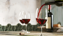 去年净利仍较疫情前腰斩，葡萄酒一哥张裕A触底了吗？