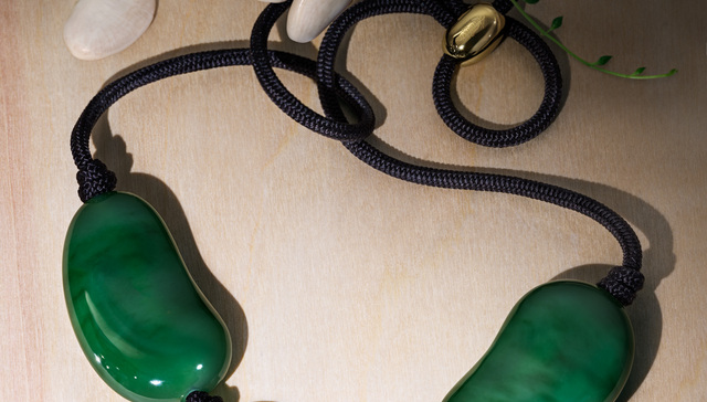 蒂芙尼推出了一条18K黄金翡翠项链，它的设计师是业界传奇