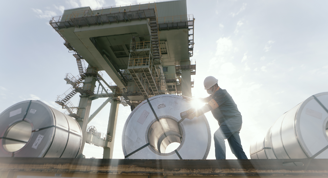 宝钢内原料供应、运输、营销等部门众志成城，全力以赴保障公司持续稳定。