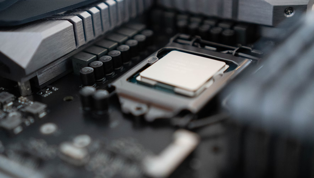 英特尔CEO预计芯片短缺将持续到2024年，首次公布GPU和晶圆代工部门业绩