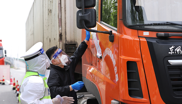 下高速排队十余小时、返乡加码隔离，货车通行仍有这些难题待解决