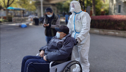 老軍醫(yī)轉(zhuǎn)業(yè)為社區(qū)民警，他被居民稱為“全能戰(zhàn)士”| 上海戰(zhàn)疫·致敬勞動(dòng)者