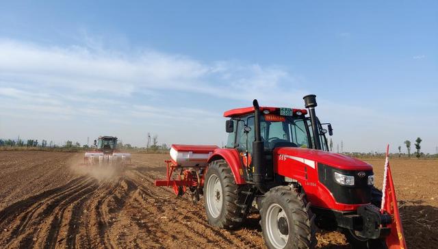 清徐县,农民,晋中盆地,大白,春耕,种植,大马力拖拉机,清源镇,农业生产,玉米