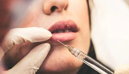 毛利率超94%，市值一度破千亿，“女人的茅台”还能躺赚多久？