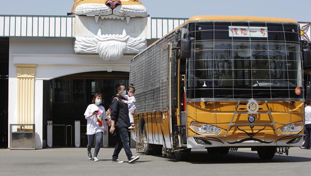 兰州野生动物园发生观光车侧翻，今日起暂停售票排查安全隐患