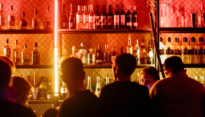 海伦司,亏损,小酒馆