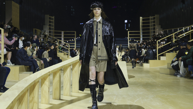 迪奥创意改造制服，路易威登开售缤纷云朵包｜是日美好事物