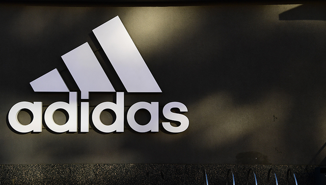 阿迪达斯一季度大中华区市场同比下滑35%，已调低未来收入预期