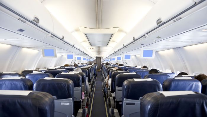 空姐执飞期间自拍发内衣广告被开除，法院裁定为合法解除劳动关系