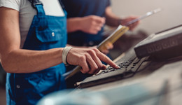 富士康高速路口“抢人”招聘，除了接送福利还有薪资激励