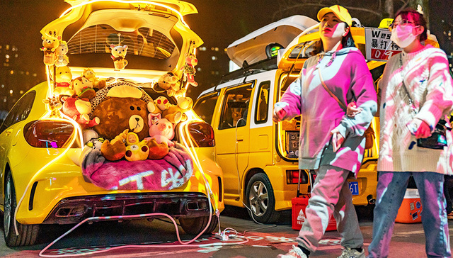 【图集】红酒咖啡，宠物助阵：后备箱集市点亮“夜经济”