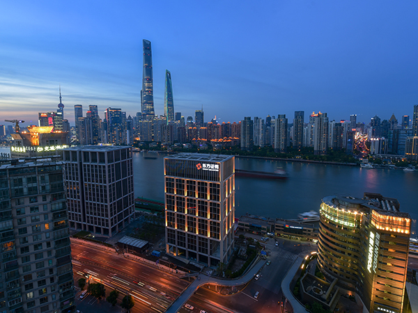 积极履行社会责任 彰显金融机构担当 在服务经济社会发展的路上 东方证券步履不停