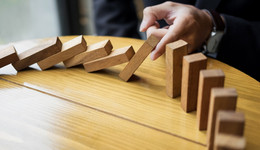 业绩暴雷、股价一路走低，中公教育董事长李永新这么回应