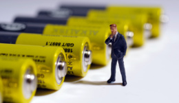 宁德时代4月动力电池市占率下滑超10%，比亚迪磷酸铁锂装车量实现反超