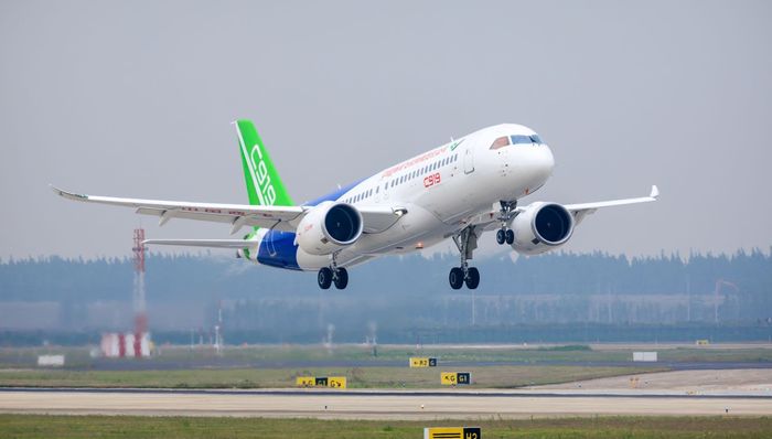 即将交付的首架商飞C919大飞机首飞试验成功