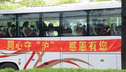 衷心感謝兄弟省區(qū)市和解放軍，致敬逆行出征無(wú)私奉獻(xiàn)的白衣戰(zhàn)士！李強(qiáng)龔正分別為四川河北援滬醫(yī)療隊(duì)送行