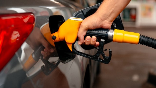 国内成品油价迎年内第八涨，加满一箱油多花11元