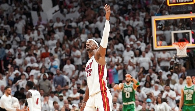 NBA分区决赛打响，吉米·巴特勒领衔热火守住主场