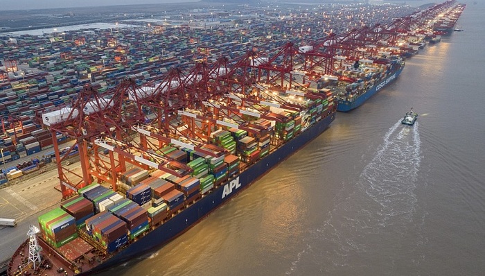 上海港60天：数万一线员工坚守岗位，7x24小时保障国际供应链不断链