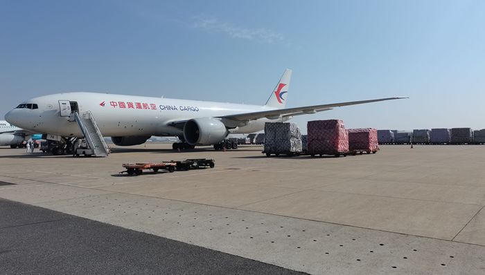 八千人驻场近两月，上海航空港货运“保卫战”