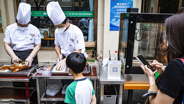 【图集】北京继续“暂停堂食”：餐饮店门口摆摊，顾客路边野餐