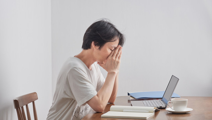 睁眼工作，闭眼睡觉：我在出租屋里居家办公｜大厂小事