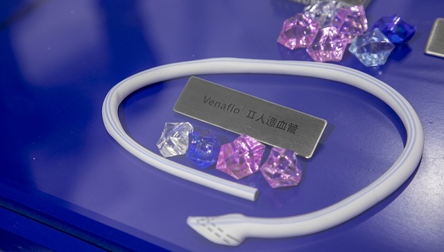 当医院里的人造血管开始缺货，医生和病人都在焦急等待