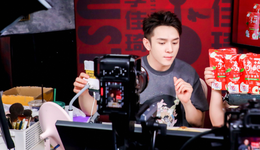 李佳琦“走出”直播間