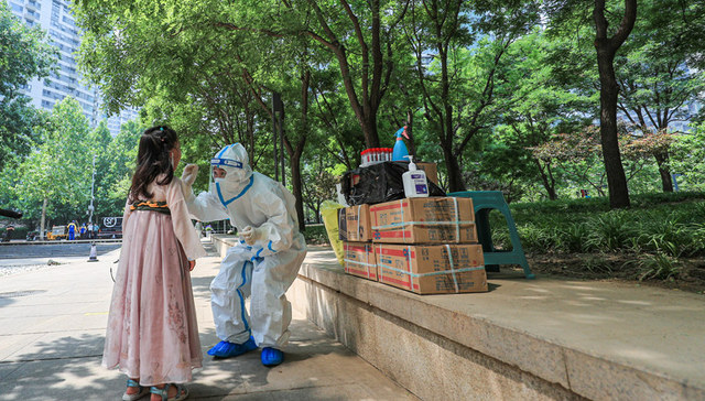 卫健委：在群众基本医疗和生活不受影响情况下控制疫情，不搞一刀切