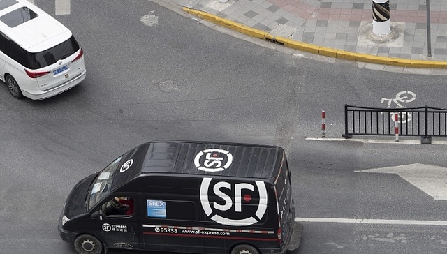 上海市民恢复网购，新买的东西收到快递了