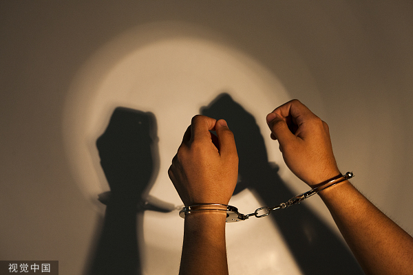 携上亿巨款举家潜逃，“红通”基层行长孙锋外逃10多年后被遣返回国丨局外人