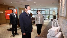 進(jìn)一步推動(dòng)科研攻關(guān)與臨床、防控實(shí)踐緊密結(jié)合！李強(qiáng)在浦東檢查，要求快探索形成超大城市常態(tài)化防控新機(jī)制