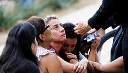 【图集】美国发生十年来“最致命校园枪击案”，国会大厦降半旗哀悼