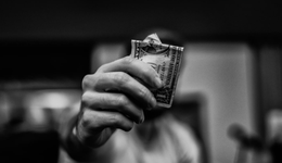 美妝創(chuàng)投第一股來(lái)了？