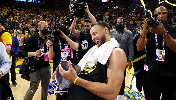 勇士4-1战胜独行侠加冕西部冠军，时隔三年再入NBA总决赛