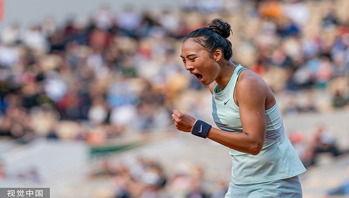 带伤逆转抢下首盘抢七，郑钦文负于头号种子斯瓦泰克止步法网16强