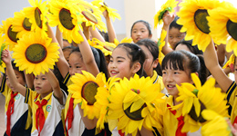 呼唤一个平等的童年：怎样与人打交道揭示了孩子的生活 | 六一儿童节