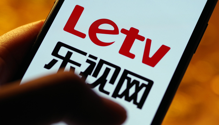 乐视发布499元起售的旗舰机Y1 Pro，正面带着“刘海屏”