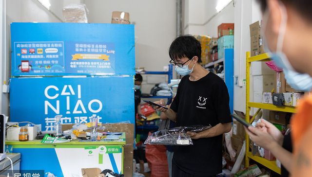 快递小哥变身“直送专员”，网点、驿站在如何改变末端配送