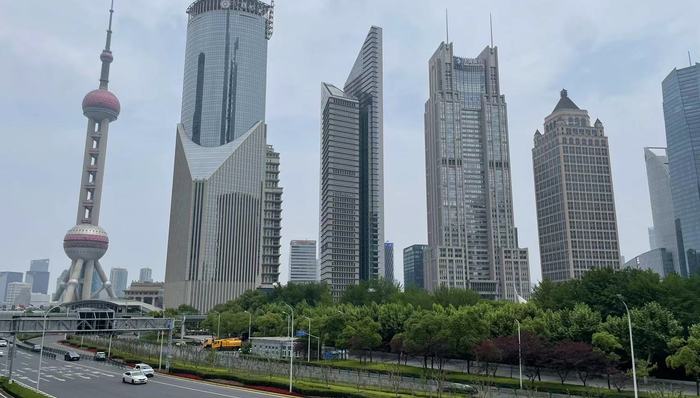 【图集】直击陆家嘴金融城复工首日：上班流量约为平日一半，有值守员工早上拎着行李箱回家