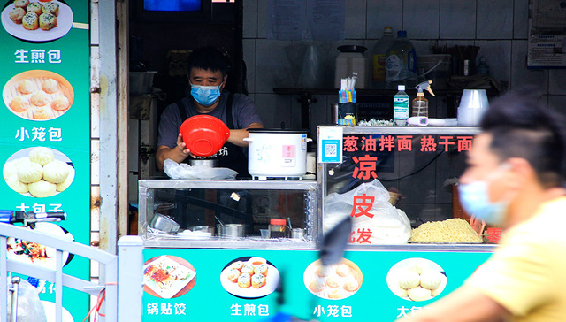 【图集】上海市民恢复线下消费：生煎包热气腾腾，路边酒吧座无虚席