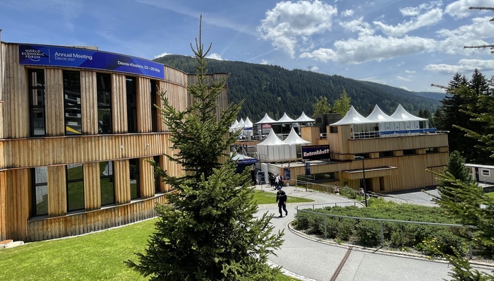 【记者手记】没有雪的达沃斯，回不去的旧世界