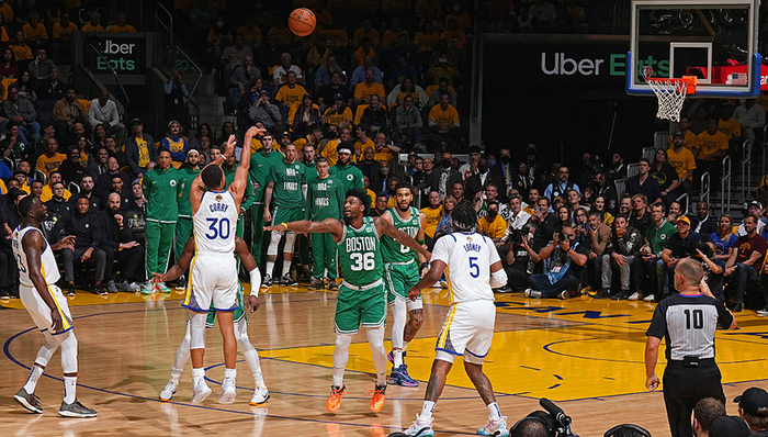 NBA总决赛首场三分对轰，凯尔特人末节净胜24分逆转取胜