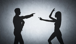 “50台宾利堵车位”引深圳国资委深夜回应，“宾利概念股”深振业A盘中下挫