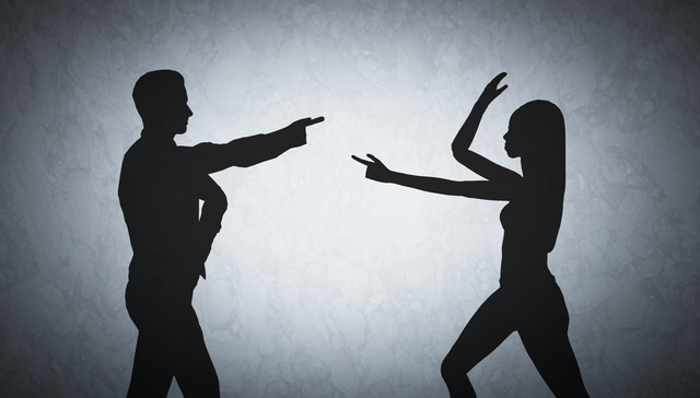 “50台宾利堵车位”引深圳国资委深夜回应，“宾利概念股”深振业A盘中下挫