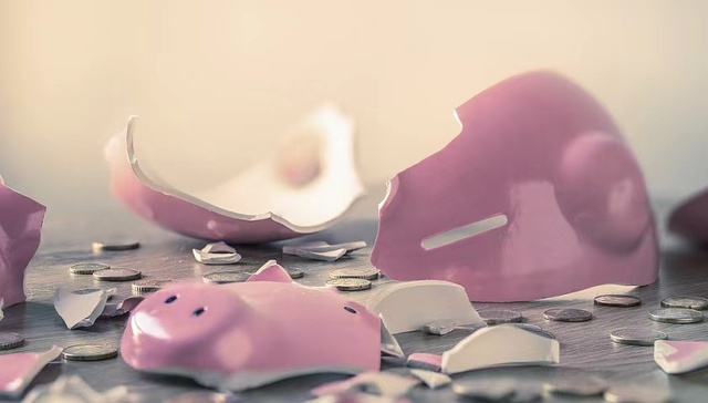 耀才证券遭拉横幅追讨租金，这家27年香港老牌券商怎么了？