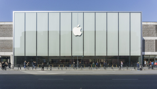 CarPlay吹响苹果造车前哨，它和即将登场的VR会是苹果未来的技术底牌吗？