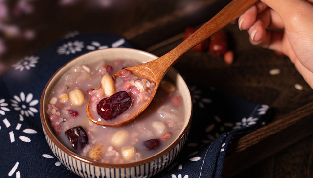 消费者报告 | 上嘴试温度、洗锅池涮拖把，网红粥店后厨再现食品安全问题