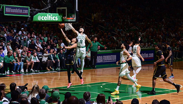 NBA总决赛第四场勇士客场取胜，库里狂揽43分迎里程碑