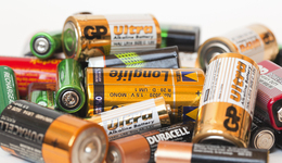 六氟磷酸鋰價(jià)格年內(nèi)下跌超六成